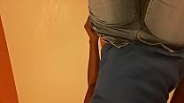 Любительница анального секса в юбченке вставляет в маслянистое очко резиновый фаллос